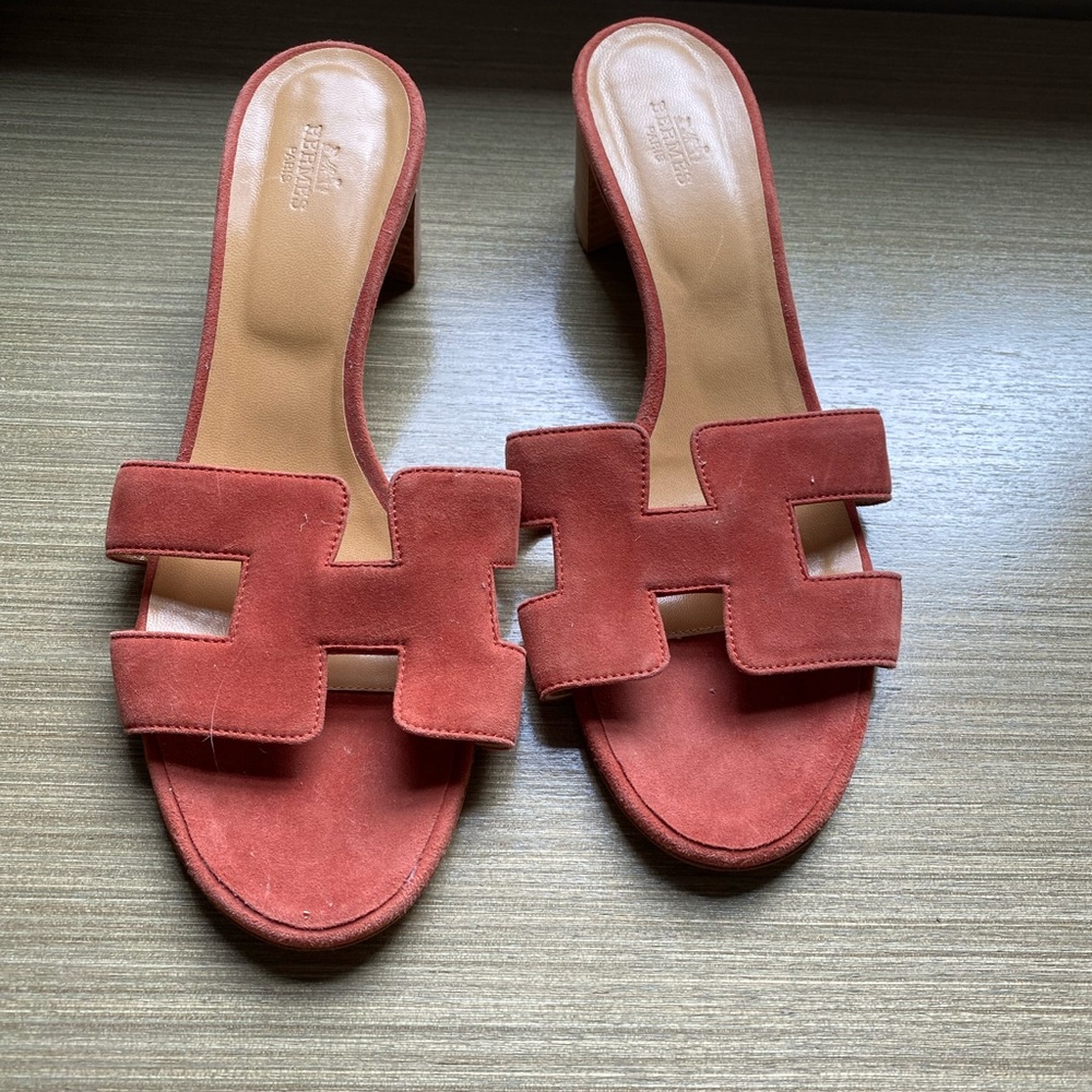Hermes Oasis authentic slides. Beautiful suede with low stacked heel. Like new